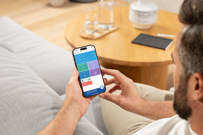 personne qui accède à son compte ameli sur son smartphone